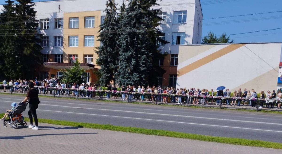 Видео с огромной очередью из Гомеля рвет интернет. Там раздают кое-что бесплатное (но вы не угадаете)